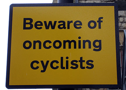 uk3-cyclists-sign-7909