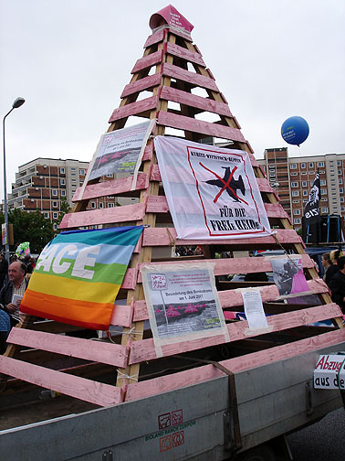 bombodrom-pink-triangle8027