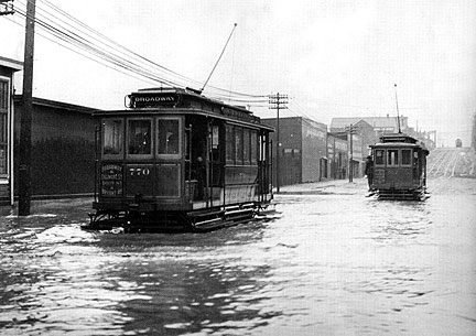 1905_16th-and-Folsom-streetcars-in-flood-SFPL-AAB-5929