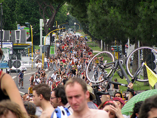 bike-lift-crowd-shot_2102