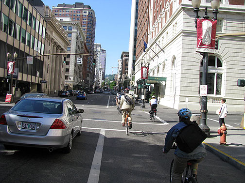 bikes-commute-in-downtown_2506