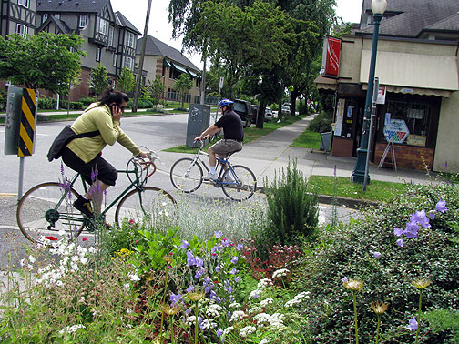 crossing-bikes-on-blvd_2701