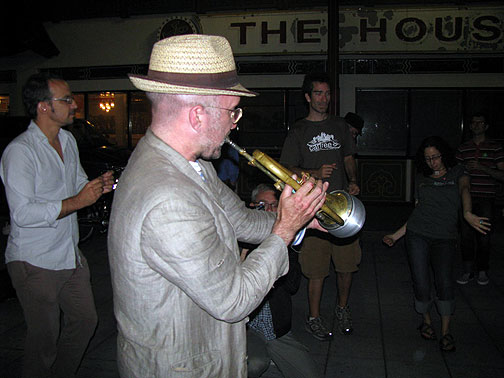 mike-joy-on-horn_2541