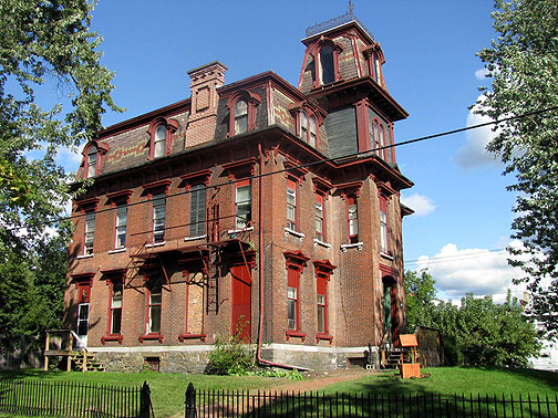 crumbling-mansion-Troy_4017