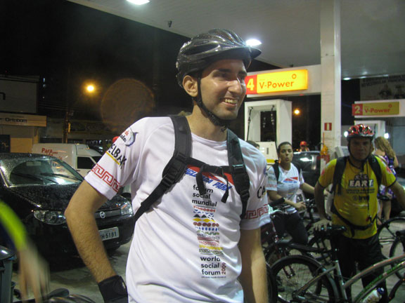 allan-at-gas-stn_6785 Allan was one of the locals from Belem who normally takes treks to the countryside on weekends, but found a new thrill in a Bicicletada in his home town... and it was his farewell too, because he's moving to Brasilia soon to work for the Supreme Court as a techie.