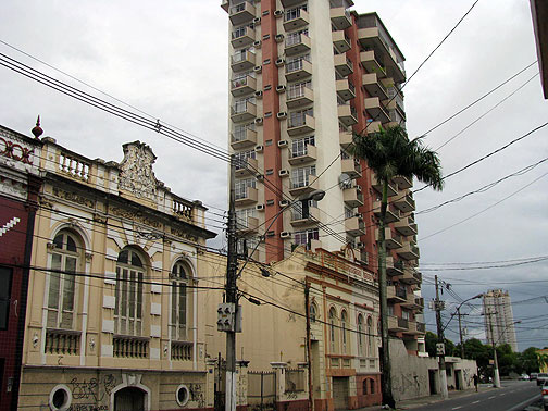 architectural-juxtaposition_6353 19th century low-rise structures, often covered in graffiti, sit side by side with typical highrise apartments.