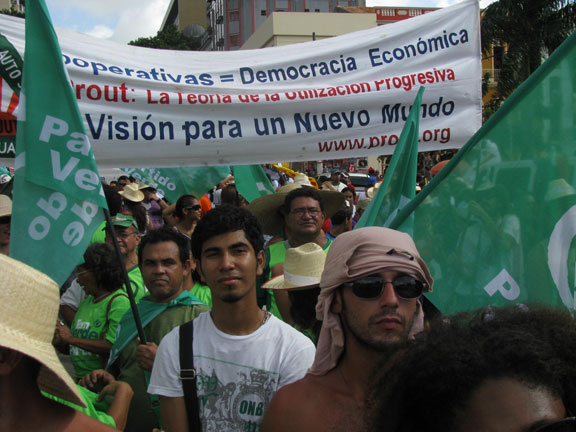 democracia-economia_6456 At the beginning, many striking scenes of earnest marchers and hopeful banners, this one calling for Economic Democracy and a vision for a new world.