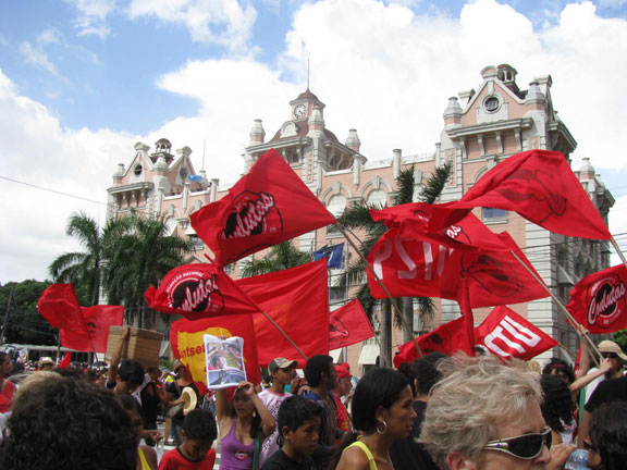 red-flags-in-front-of-beaux-artes-pink-bldg_6428 One of the many socialist blocs at the start.
