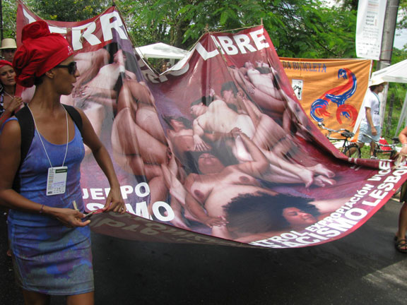 territoria-libre_6695 They drummed energetically and had a provocative banner!
