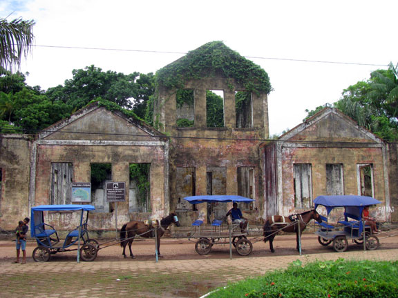cotijuba-ruins_7072 An elegant ruin at the dock in Cotijuba, horsedrawn taxis in front.