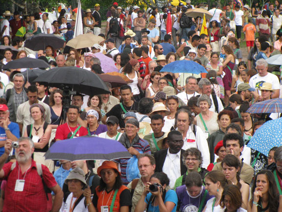 crowd-mark-and-nose_6936 Who is that guy with his finger in his nose?