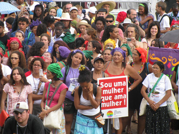 crowd-sou-uma-mulher_6938 "I am a woman who loves women" says the sign--a nice addition.
