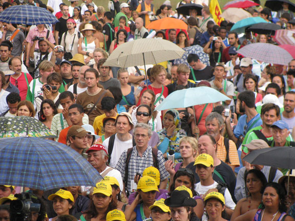 crowd1_6935 Early on they hung in there while rains fell, but the crowd diminished a lot by the time we got to talk.