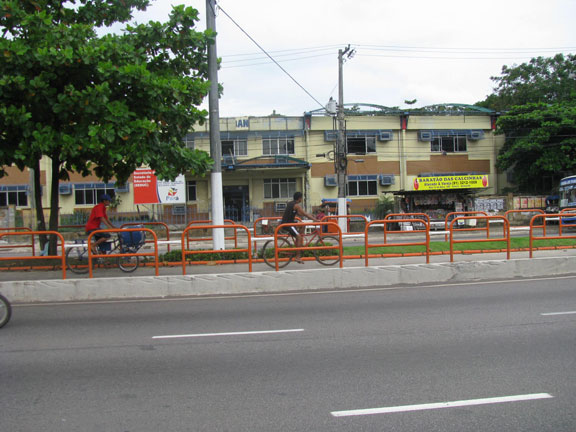 A clearer shot of the mid-boulevard bike lanes in Belem.