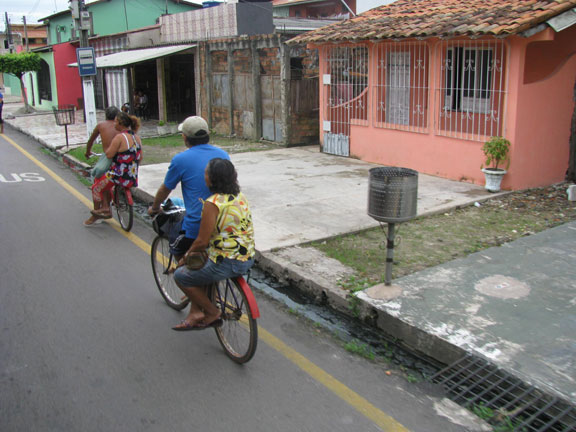 two-doubled-up-bikes-in-icoaraci_7019