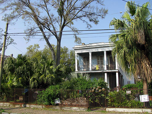 great-yard-w-crumbling-mansion_7524 A lot of crumbling but glorious old houses surrounded by amazing yards.
