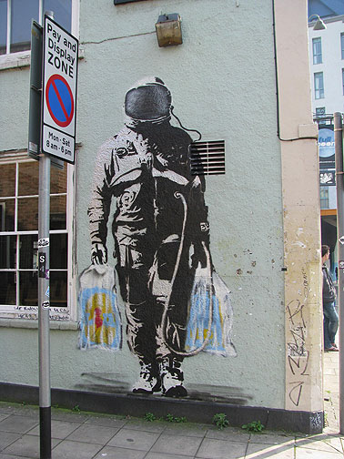 banksy-astronaut-shopper_8257 banksy-astronaut-shopper_8257
