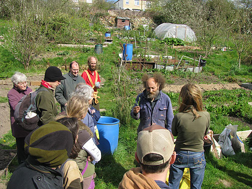 royate-mike-demos-plant-w-poly-behind_8294 Mike Feingold demonstrating some edible plants...