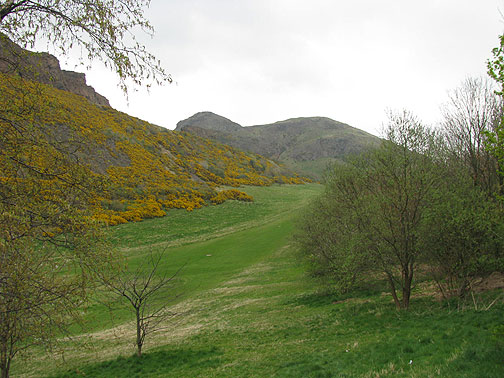 side-of-arthurs-seat_8838 Skirting around Arthur's Seat for an easier climb.
