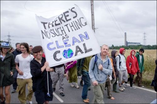 climatecamp08as-7666 Caravan at the gate of Kingsnorth, UK, Climate Camp 08, Kent, 9 August 2008 (photo: metamute.org)