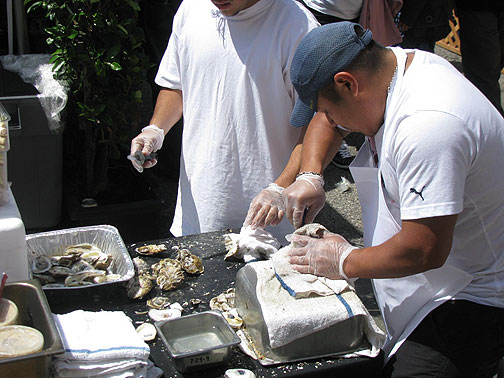 streetfood_oysters_1388 Last time I watched oysters being cracked up close was on the beach in Mexico!