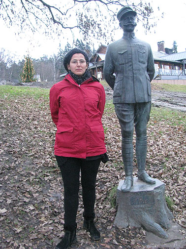 Oslo loves it statues; here is Adriana mimicking a miltary hero overlooking the city.