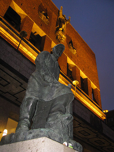 bricklayer-statue-and-god-on-city-hall_3060 Bricklayer gazes out with determination while a Norse god celebrates on upper facade...