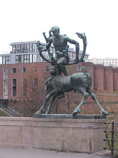 per-gynt-reindeer-sculpture_2990 This Per Gynt reindeer sculpture is on the bridge crossing the river in central Oslo.