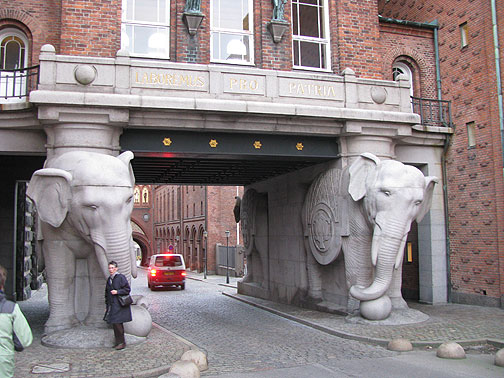 elephant-gates-horiz_2855