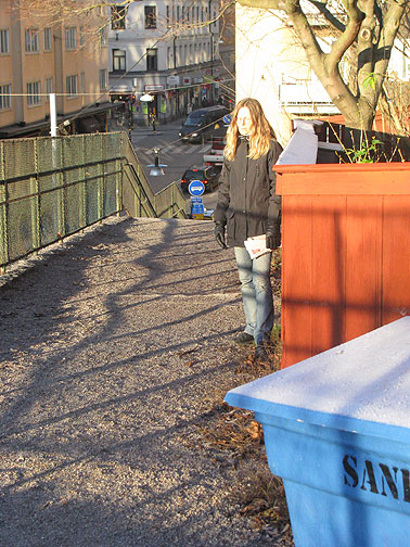 sun-worshipper_3247 As you can see with this Stockholmer, sunworshipping here takes the form of facing the sun with your eyes closed and remaining still while soaking in the weak rays coming from the distant winter orb.