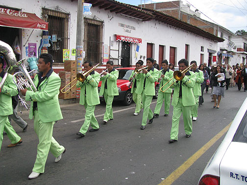 tzintzuntzan-wedding-band-in-green-suits_4215 While we were having lunch in Tzintzuntzan's tiny zocalo a wedding marched by with this rockin' band!
