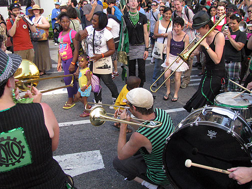 kids-dancing-to-brass-band_8304