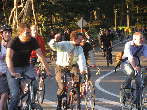tie-w-fist-in-presidio_7427