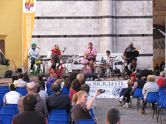 band-playing-on-bikes_9585