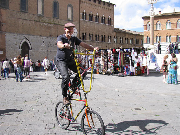 cc-on-tallbike-in-piazza-duomo_9577