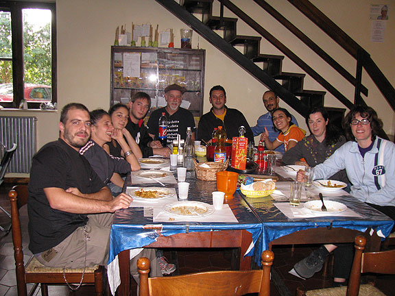 wiki-hostel-crew-w-ulia-giulia-claudia-at-lunch_0503