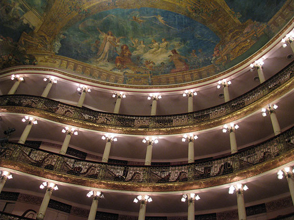 teatro-amazonas-curving-balconies-and-ceiling-mural_1211