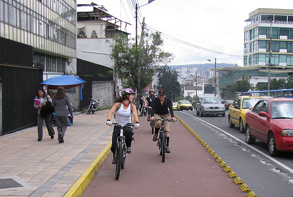 mashol-and-adri-talking-in-bike-lane_2591