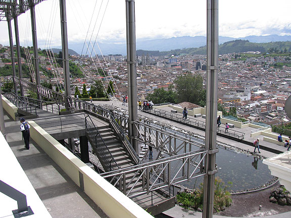 quito-from-inside-museo-del-agua-northerly_2860