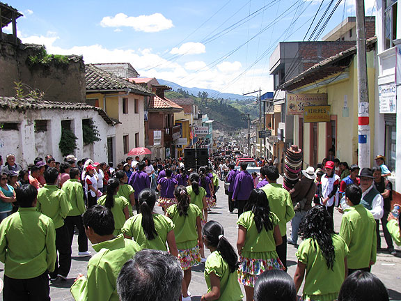 guaranda-carnaval-long-view-down-street_3375
