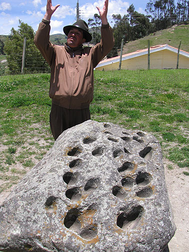 guide-at-Ingapirca-with-hands-up_3849