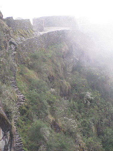 Approaching-Sayacmarca-w-stairs_5039