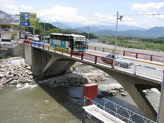 Crossing-the-border-river_4232
