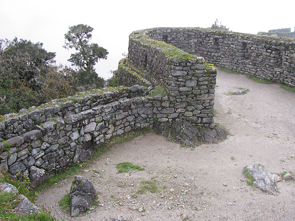 Sayacmarca-oval-structure-with-aqueduct-on-wall_5058