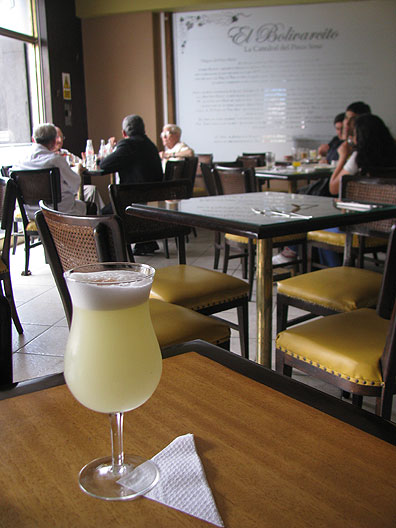 Pisco-sour-at-El-Bolivarcito_1158