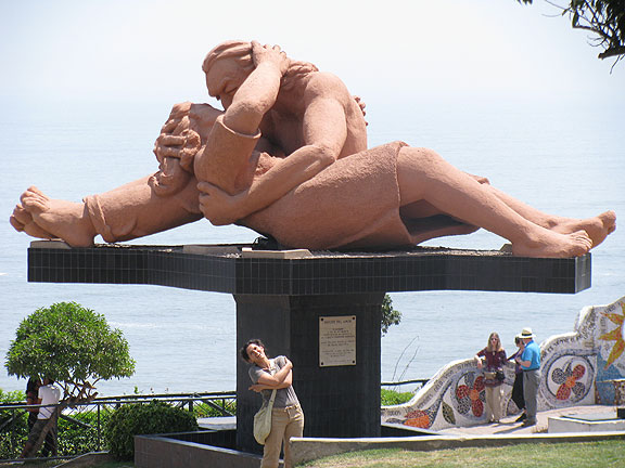 adri-under-necking-couple-sculpture_1326