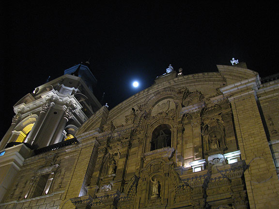 moon-over-colonial-bldg_1230