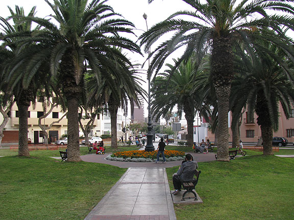 typical-small-plaza-in-residential-Lima_1368