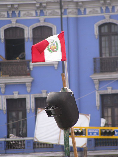 welders-mask-and-peru-flag_1123