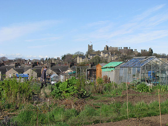 lancaster-castle-w-wheelbarrow_8719